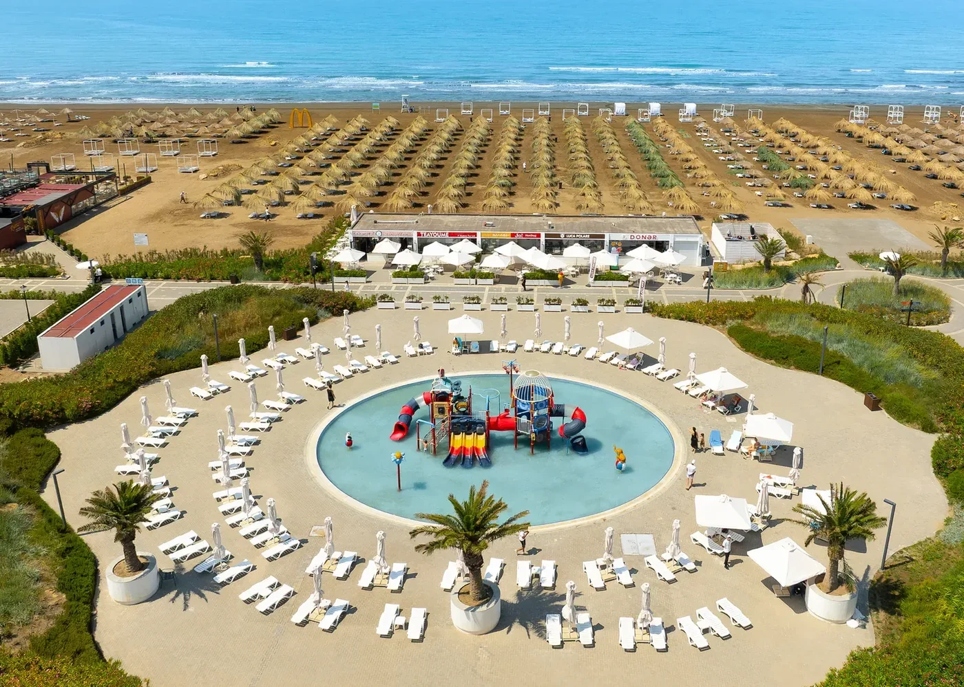 Sea Breeze Beach Club — пляж в паре минут ходьбы от корпуса