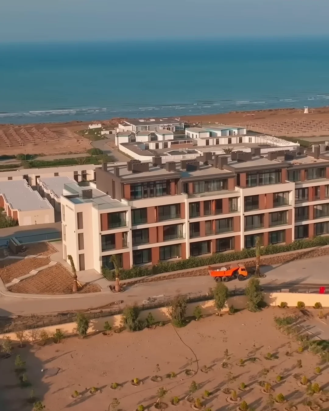 White Residences с дрона: четыре этажа, за корпусом — пляж и Каспий
