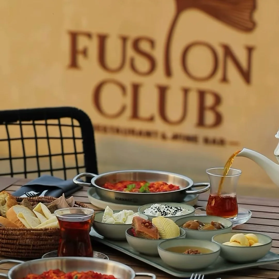 Завтрак Fusion Club: яичница с помидорами, сыры, чай
