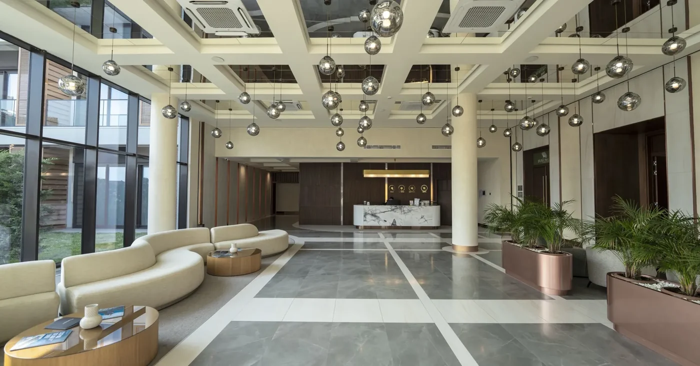 Лобби White Residences: светлый холл, диваны, подвесные светильники