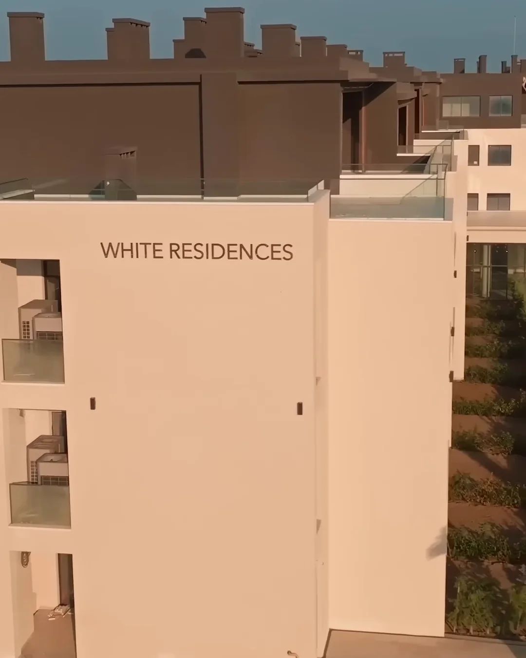 Торец корпуса с надписью WHITE RESIDENCES